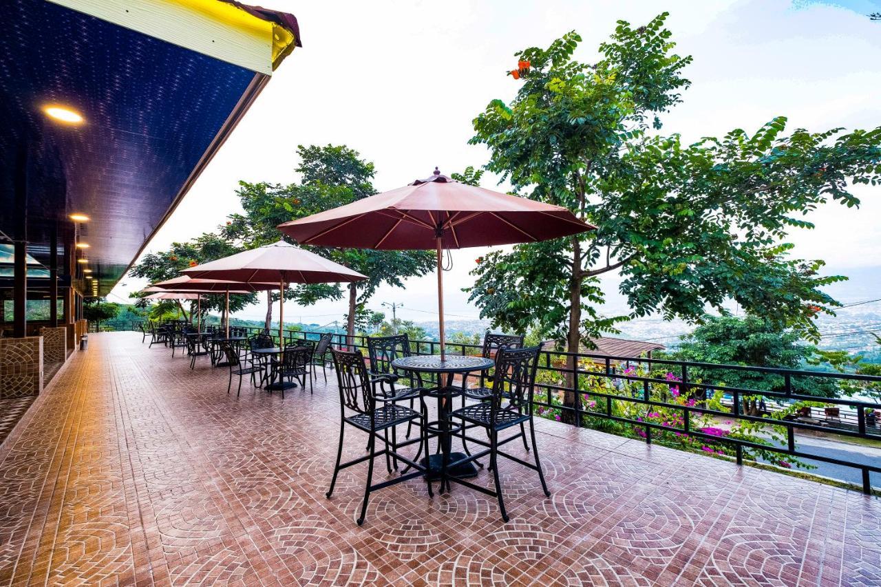 Bukit Indah Doda Hotel & Resorts Palu Esterno foto